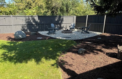 Village of Lakewood Cottage | -NEW- Blue Magnolia Cottage -3 King Beds- Downtown Crystal Lake