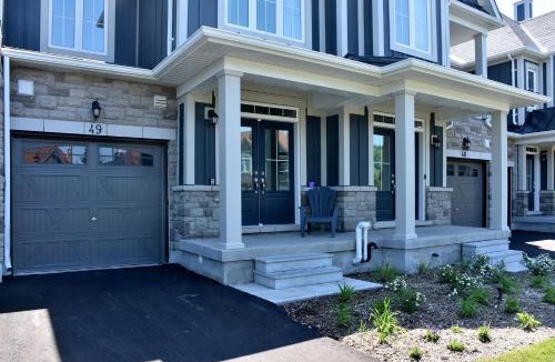 The Blue Mountains House | New Blue Mountain Village Snowbridge Executive Townhome Sleeps 10 with Outdoor Pool and Shuttle