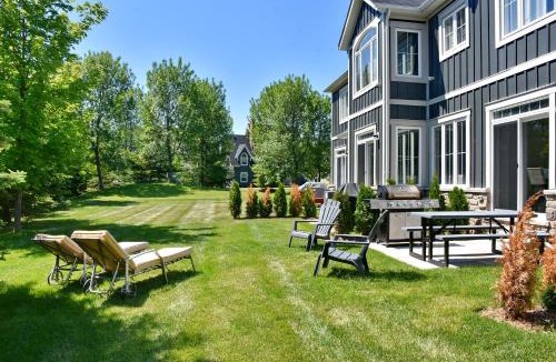The Blue Mountains House | New Blue Mountain Village Snowbridge Executive Townhome Sleeps 10 with Outdoor Pool and Shuttle