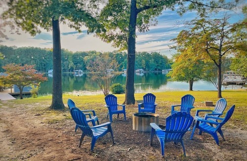 Littleton Cottage | NEW BOATHOUSE! 5Br + Flat 1 Acre Lakefront + Kayaks + Shuffleboard + Firepit