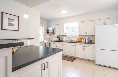Virgil House | NEW! Boho Inspired Niagara Wine Country Private Home for 2