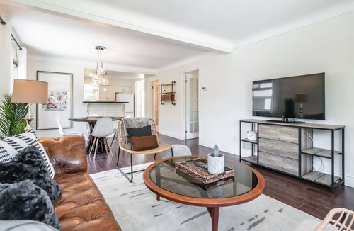 Virgil House | NEW! Boho Inspired Niagara Wine Country Private Home for 2