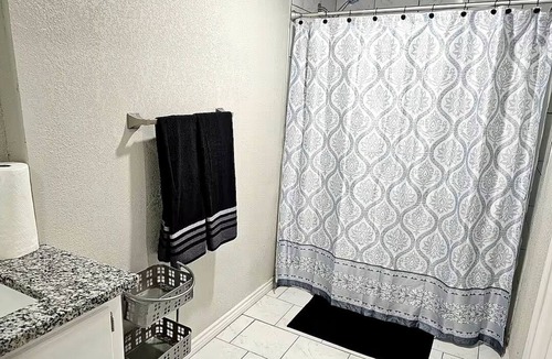 New Boston Apartment | New Boston Apartment | 2 Gig Wi-Fi | Full Kitchen | Sleeps 4
