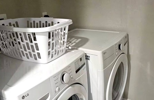 New Boston Apartment | New Boston Apartment | 2 Gig Wi-Fi | Full Kitchen | Sleeps 4