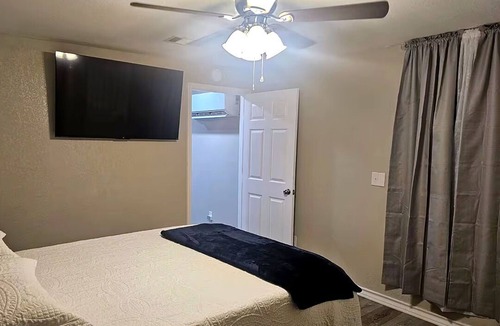 New Boston Apartment | New Boston Apartment | 2 Gig Wi-Fi | Full Kitchen | Sleeps 4