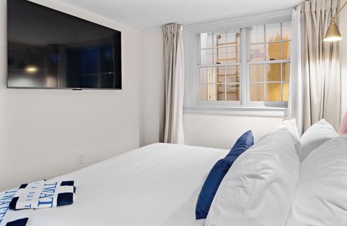 Newburyport Hotel | New Boutique King Suite Escape l Downtown l Backyard