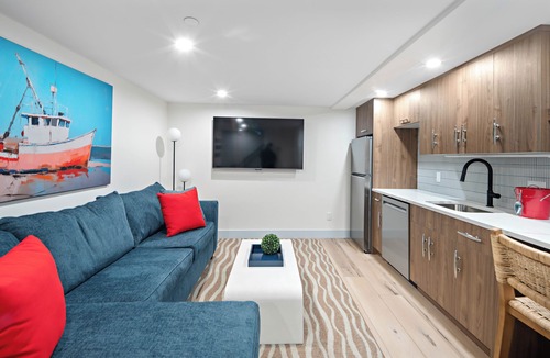 Newburyport Hotel | New Boutique King Suite Escape l Downtown l Backyard