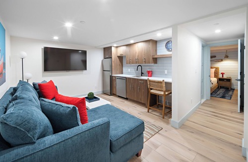 Newburyport Hotel | New Boutique King Suite Escape l Downtown l Backyard