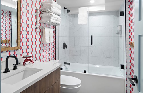 Newburyport Hotel | New Boutique King Suite Escape l Downtown l Backyard