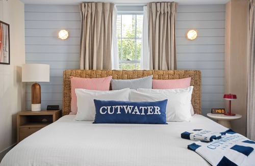 Newburyport Hotel | New Boutique Ocean Escape l Downtown l King Bed l ADA