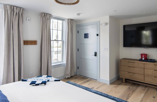 Newburyport Hotel | New Boutique Ocean Escape l Downtown l King Bed l ADA