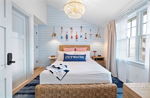 Newburyport Hotel | New Boutique Queen Escape l Downtown l Backyard