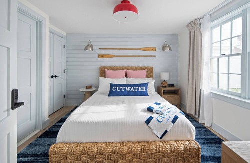 Newburyport Hotel | New Boutique Queen Escape l Downtown l Backyard