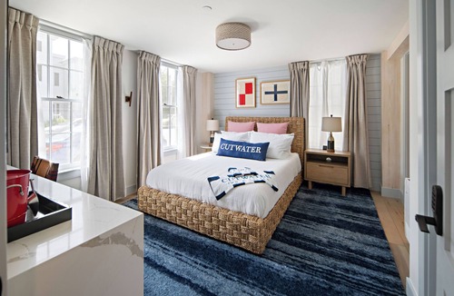 Newburyport Hotel | New Boutique Queen Escape l Downtown l Backyard