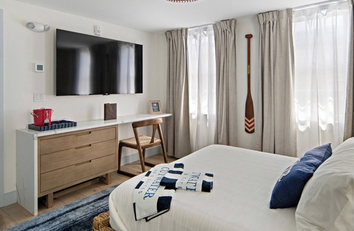 Newburyport Hotel | New Boutique Queen Escape l Downtown l Backyard