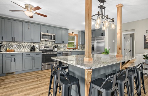Clyde House | NEW Breathtaking Views, Arcade and Hot Tub in a Peaceful Mountain View Retreat