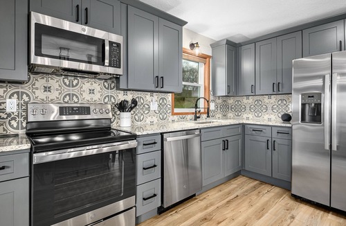Clyde House | NEW Breathtaking Views, Arcade and Hot Tub in a Peaceful Mountain View Retreat