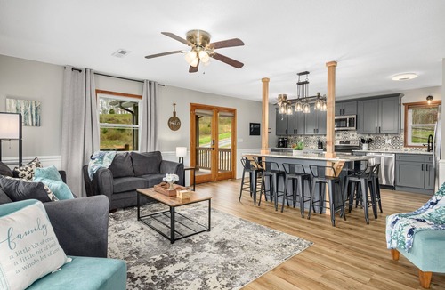 Clyde House | NEW Breathtaking Views, Arcade and Hot Tub in a Peaceful Mountain View Retreat
