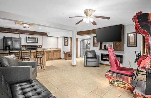 Clyde House | NEW Breathtaking Views, Arcade and Hot Tub in a Peaceful Mountain View Retreat