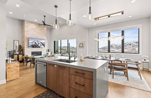 Hideout House | NEW! Breathtaking Views from Every Room/Fireplace