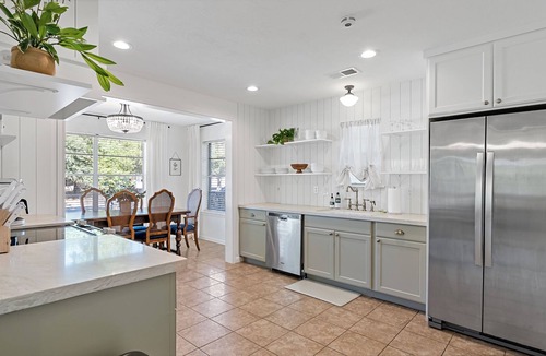 Richards - K F O House | NEW! Bright, charming cottage, fully renovated ~1 mi. to A&M