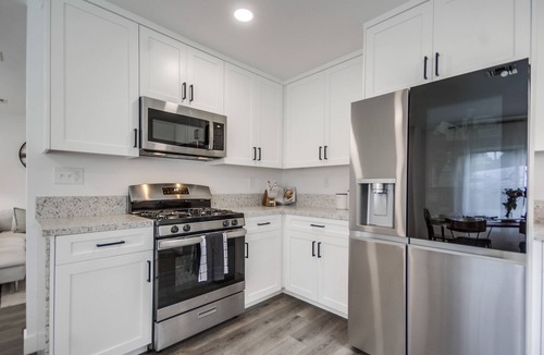 Lakeside House | NEW-Bubbling Wells Retreat: Modern 3bd home w/garage, central AC + backyard for entertaining!