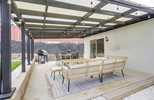 Lakeside House | NEW-Bubbling Wells Retreat: Modern 3bd home w/garage, central AC + backyard for entertaining!