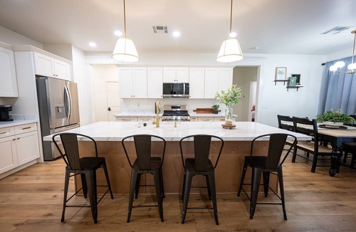 Thatcher House | NEW BUILD Spacious 4-bedroom house with great location- sleeps 10