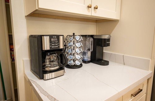 Thatcher House | NEW BUILD Spacious 4-bedroom house with great location- sleeps 10