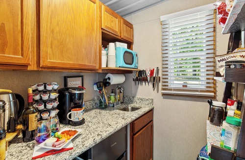 South Toledo Bend House | "New Build-Tiny House” Sleeps 3 HotTub Private Gazebo 🐾 friendly BBQ/5 acres