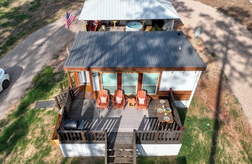 South Toledo Bend House | "New Build-Tiny House” Sleeps 3 HotTub Private Gazebo 🐾 friendly BBQ/5 acres