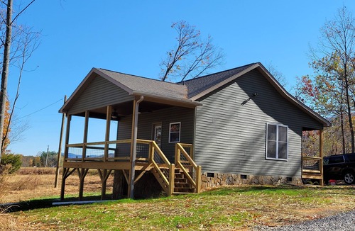 Pinnacle Cabin | New cabin- access to horse trails, Pilot Mtn & Hanging Rock St. Pks