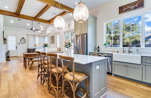 Lafayette House | NEW-Cajun Country Retreat-2 Kings-Patio-Arcade-Lux