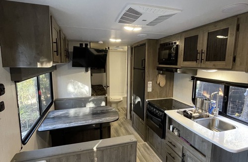 Union House | New Camper with a Hot Tub and Pool: Great For Families or a Romantic Weekend.