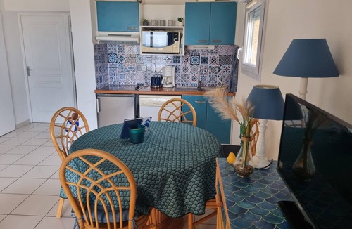 Valras-Plage Apartment | New captivating apartment with sea view, private beach access and shared pool