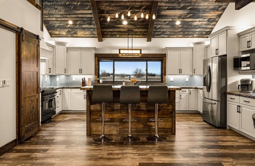 Kalispell House | ★NEW Central Luxury★ Spacious! HotTub King beds White linens Near Glacier
