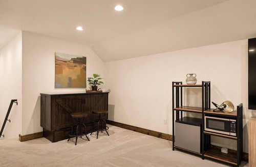Kalispell House | ★NEW Central Luxury★ Spacious! HotTub King beds White linens Near Glacier