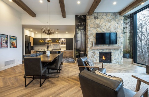 La Conception House | NEW! Chalet Forena | 4 Bedrooms | Hot Tub, Garage, Firepit & Private Secluded Chalet