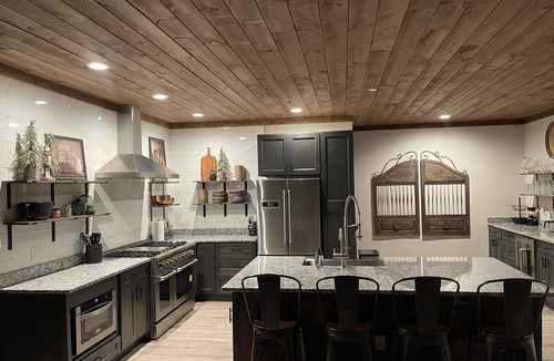 Sevierville Ski Chalet | NEW chalet, INDOOR POOL, THEATER, GAME ROOM, LG DECKS, VIEWS, 10 min 2 Pigeon F.