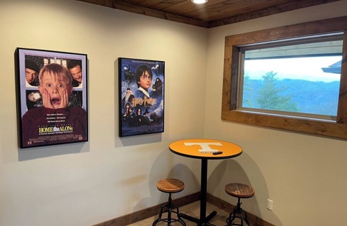 Sevierville Ski Chalet | NEW chalet, INDOOR POOL, THEATER, GAME ROOM, LG DECKS, VIEWS, 10 min 2 Pigeon F.