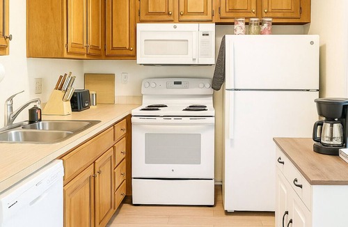 Lawrence House | NEW Charming 2 bedroom, with cozy, quiet backyard, close to campus and LMH,