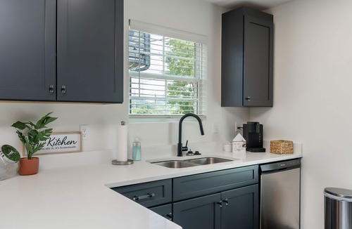 Powell House | New, charming 3-bedroom townhome with WiFi and all amenities!