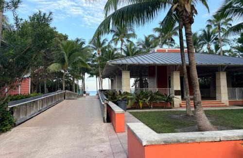 Key Biscayne Apartment | New Charming Apt Walk to Beach & Pool Key Biscayne
