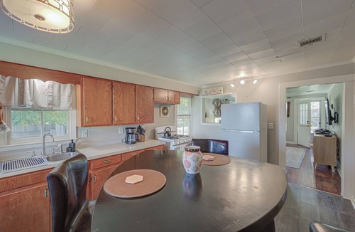 Lafayette Cottage | New! Charming Cajun cottage with FENCED backyard - midcity! Dogs welcome!
