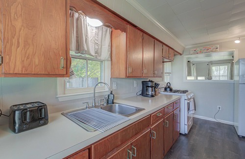 Lafayette Cottage | New! Charming Cajun cottage with FENCED backyard - midcity! Dogs welcome!