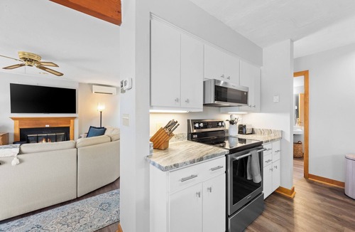 Gilford House | NEW! Charming Townhouse + Shared POOL