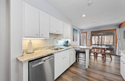 Gilford House | NEW! Charming Townhouse + Shared POOL