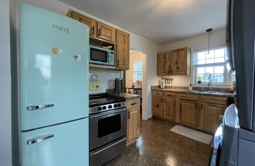 Waynesboro House | NEW! Cheerful 2 bd bungalow with hot tub. Must see!