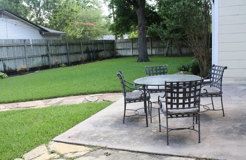 Waxahachie House | New! Cheerful cottage filled with art and books in the heart of Waxahachie