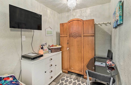 Voth Apartment | NEW! Cheerful Studio Cottage ~ 10 Mi to Beaumont!